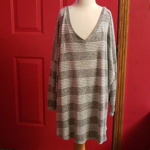 Stitch Fix Grey and White tunic top sweater